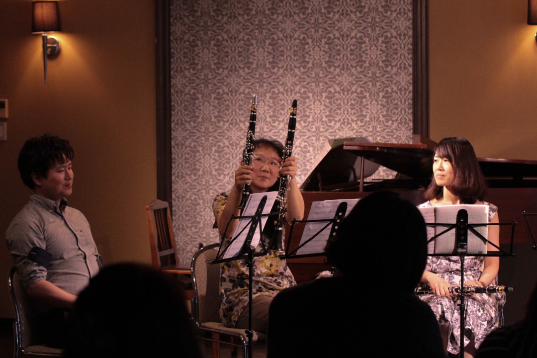 講師の説明に合わせてE♭クラリネットを掲げる生徒