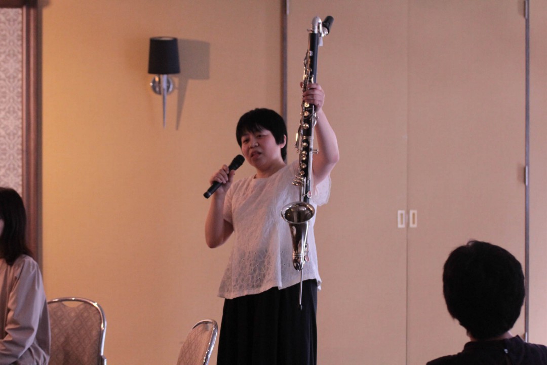 バスクラリネットの説明をする講師