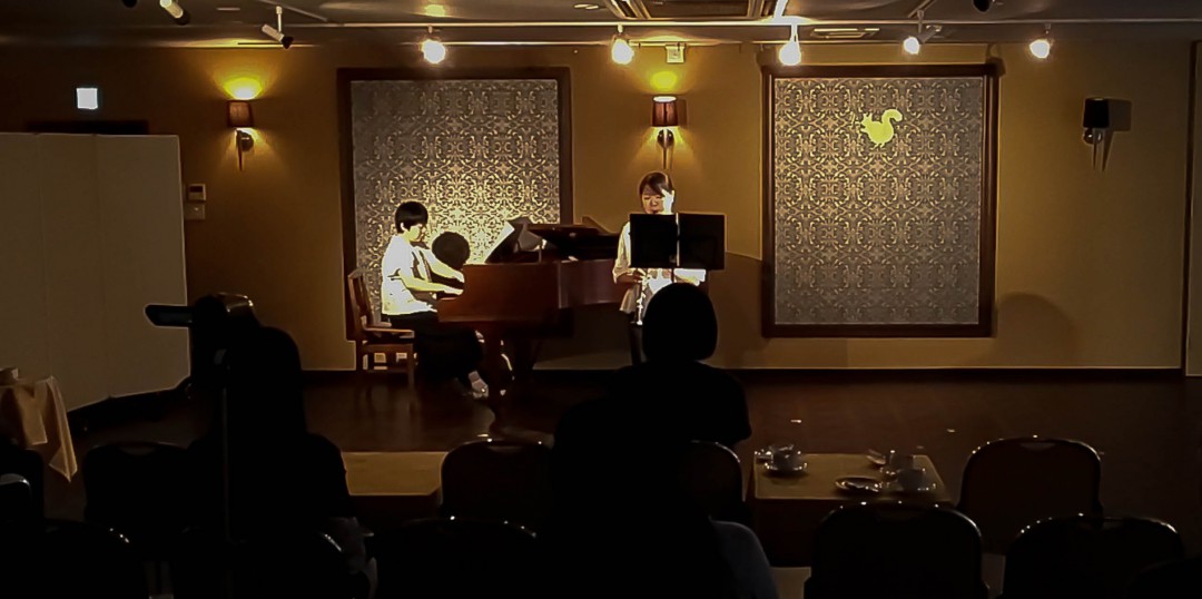 クラリネットの伴奏をする講師