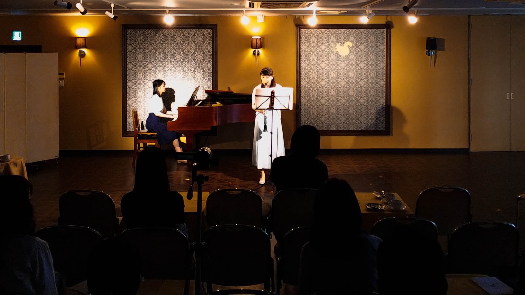 発表会で演奏するクラリネット奏者