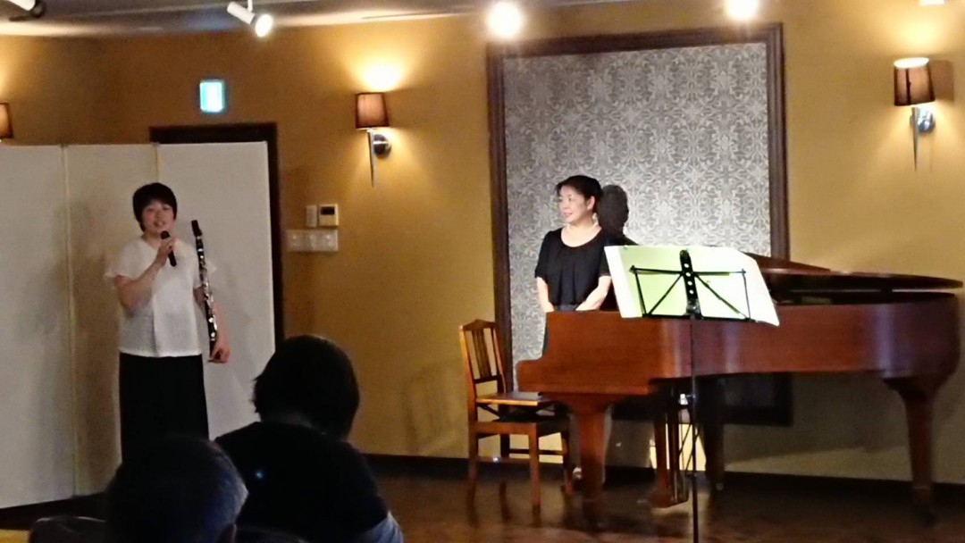 伴奏のピアニストを紹介するクラリネット講師