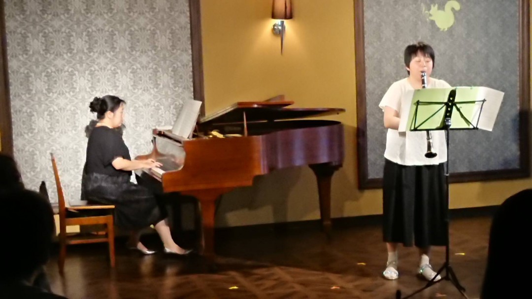 講師演奏を披露するクラリネット講師とピアニスト