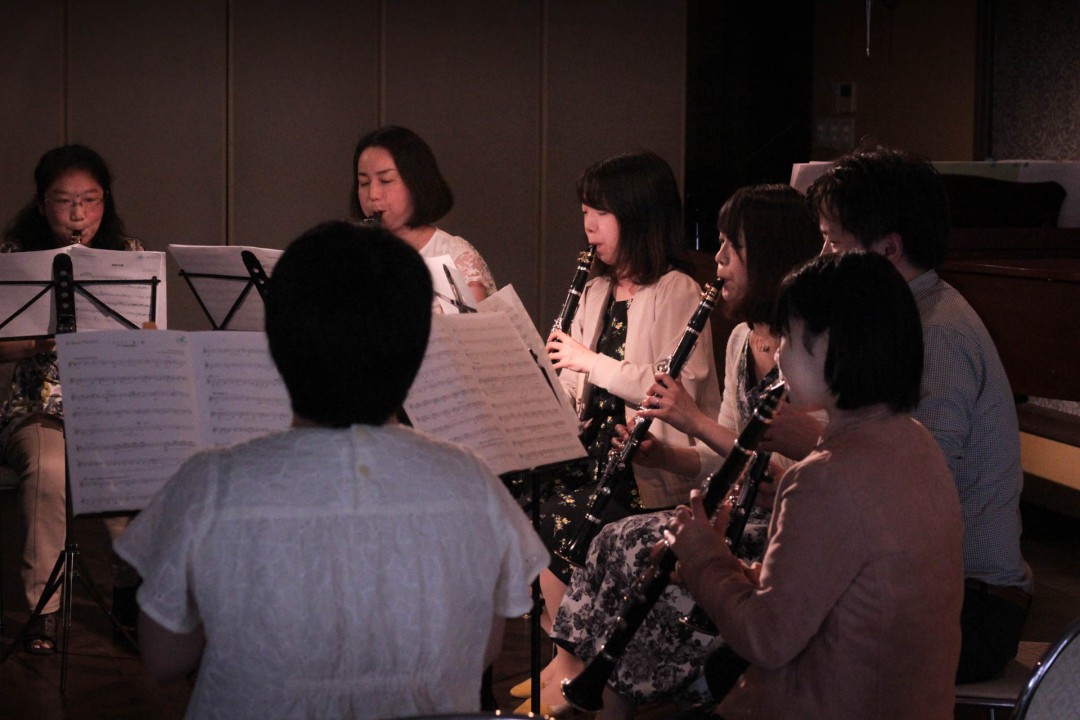 クラリネットアンサンブルのリハーサルに挑む生徒達