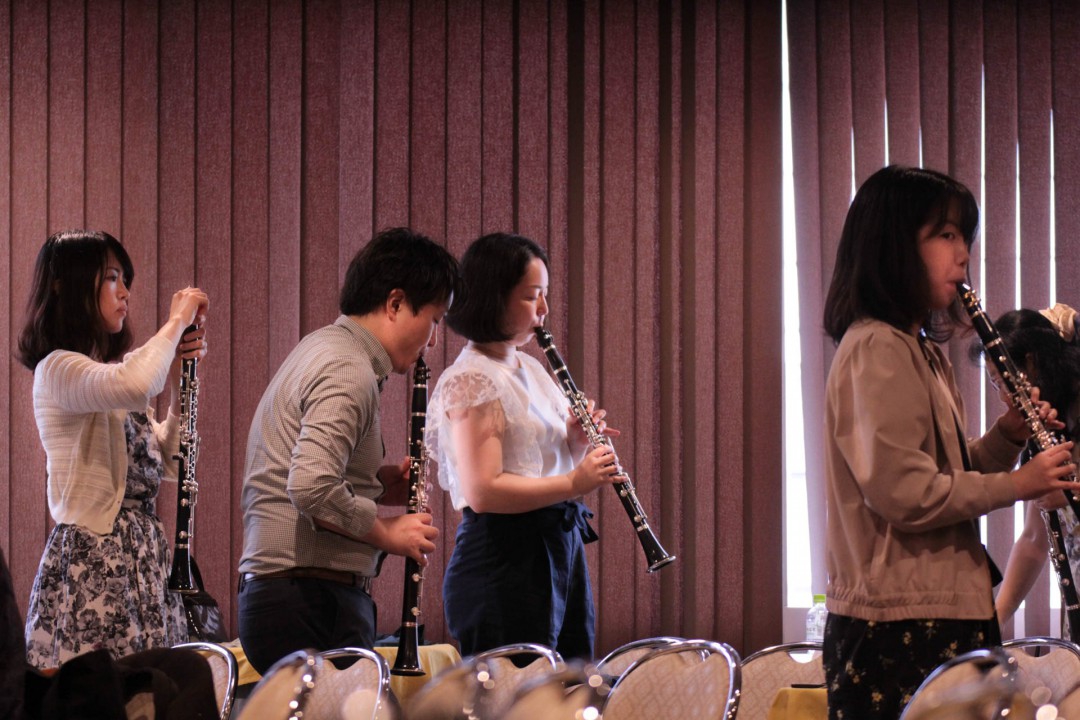 発表会前にクラリネットの音出しをする生徒達
