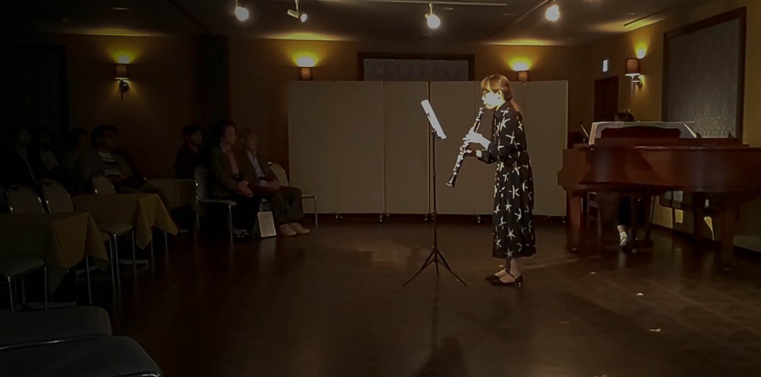 クラリネット発表会で演奏を披露する生徒