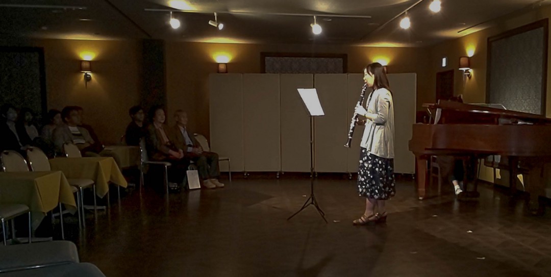 クラリネット発表会で演奏する生徒