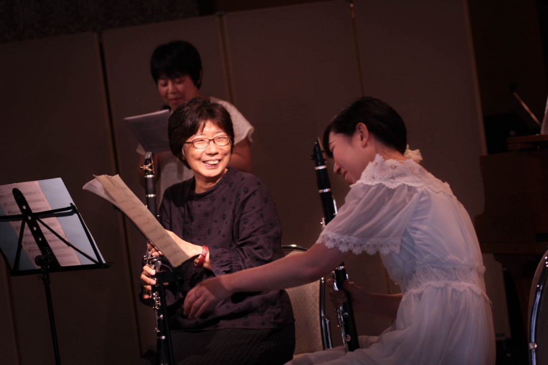 本番前に笑顔を見せる2人の生徒