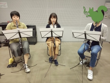 クラリネットアンサンブルで真剣に演奏する生徒達