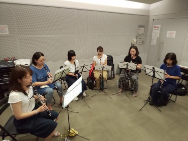 クラリネットアンサンブルで演奏する生徒達