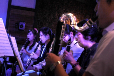 ライブ演奏直前に緊張する生徒達