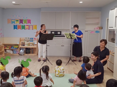 保育園訪問演奏で演奏するフルート奏者とクラリネット奏者