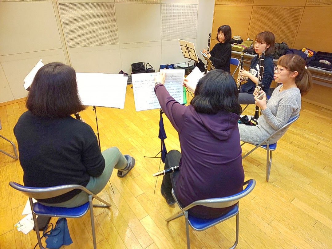 休憩中におしゃべりする合奏経験者向けアンサンブルのメンバー