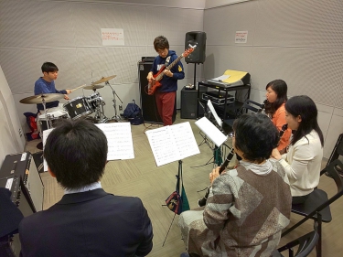 楽しくバンドアンサンブルする生徒達