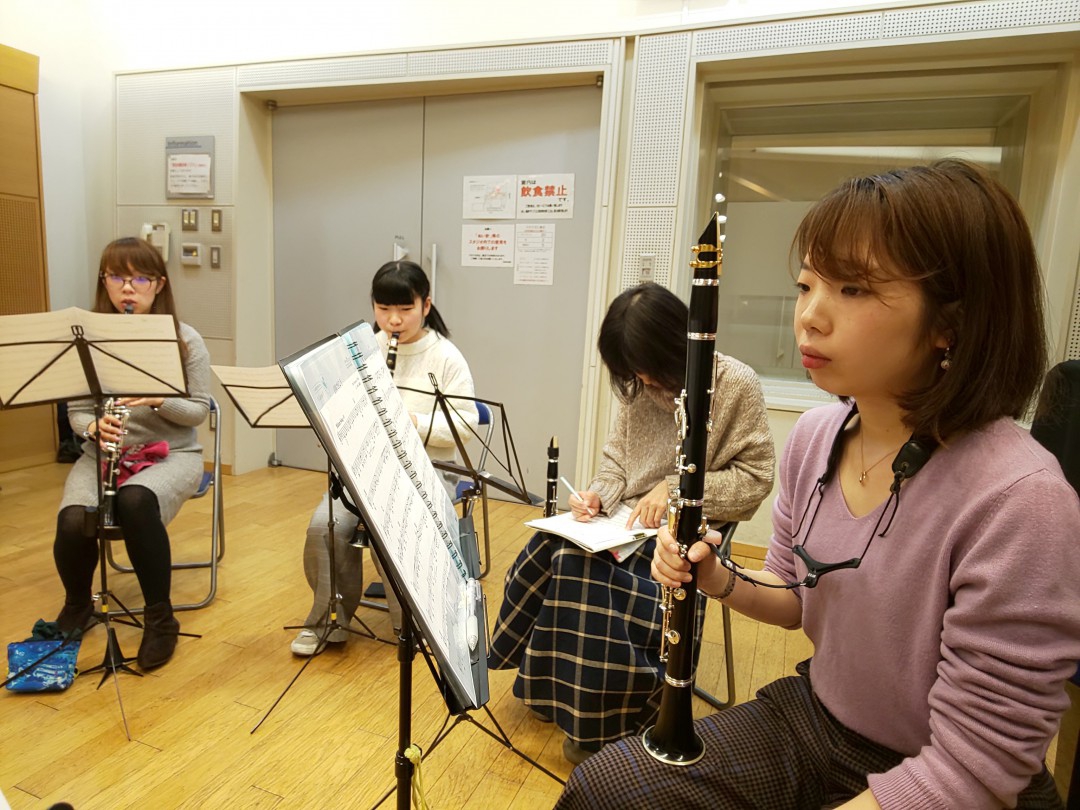 配られたばかりの楽譜を真剣に譜読みをする生徒達