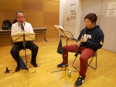 真剣にアンサンブルする初級者アンサンブルのメンバー