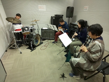 個人練習をするバンドアンサンブルメンバー