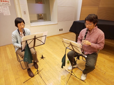 真剣にアンサンブルする生徒達