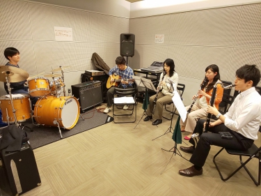 楽しくバンドアンサンブルする生徒達