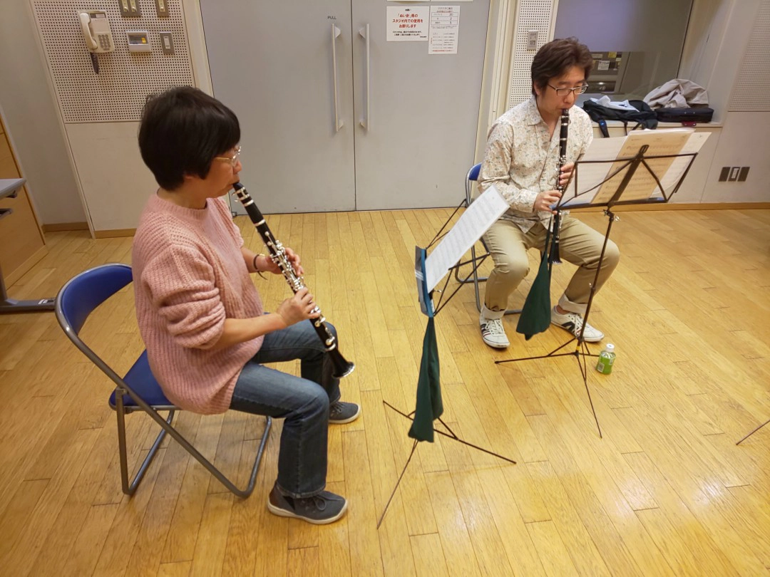 真剣にアンサンブルする初級者アンサンブルのメンバー