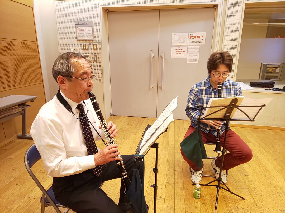 真剣にアンサンブルする初級者アンサンブルのメンバー