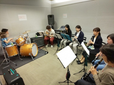 楽しくバンドアンサンブルする生徒達