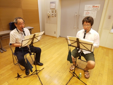 真剣にアンサンブルする初級者アンサンブルのメンバー