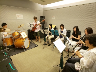 楽しくバンドアンサンブルする生徒達