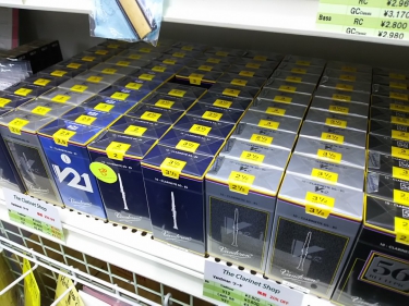 お店の棚にきれいに並べられたたくさんのリード