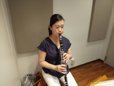 座って演奏する生徒
