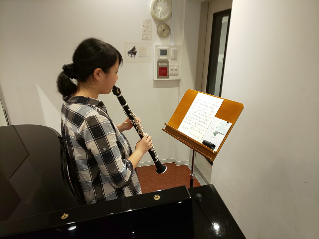 楽譜を見ながら立奏する生徒