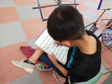 楽譜にドレミを書き込む小学生