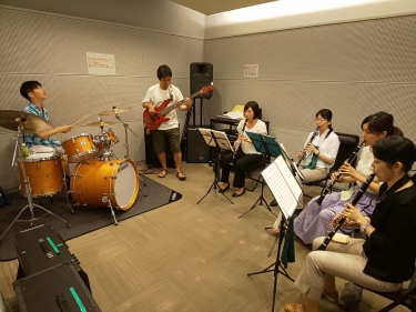 楽しくバンドアンサンブルする生徒達