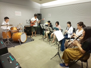 楽しくバンドアンサンブルする生徒達