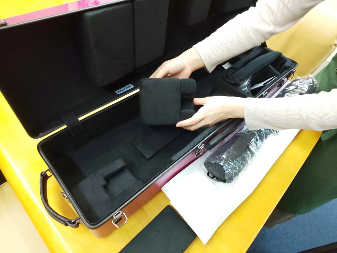 シャイニーケース内のパーツをセッティングしてくれる店員さん