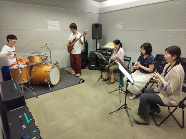 楽しくバンドアンサンブルする生徒達
