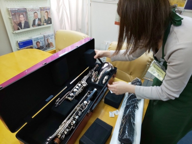 シャイニーケース内のパーツをセッティングしてくれる店員さん