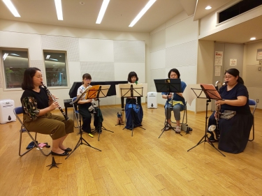 真剣にアンサンブルする生徒達