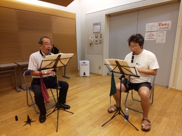 真剣にアンサンブルする生徒達