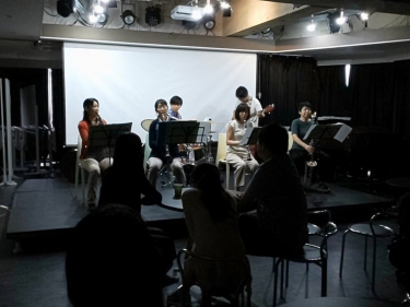 ライブ本番の出演者と客席