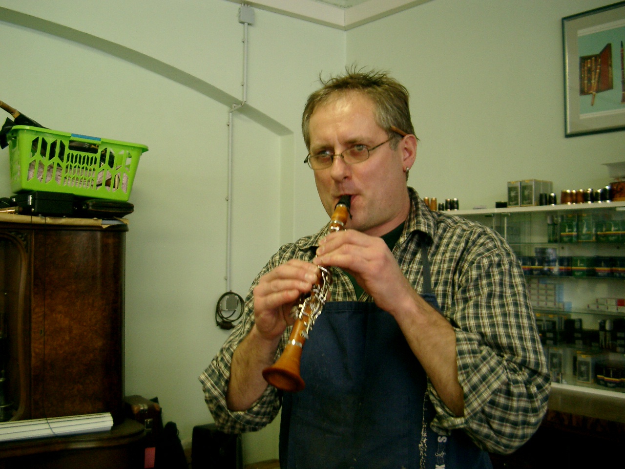 柘植でできたA♭クラリネットを吹くマイスターセゲルケ