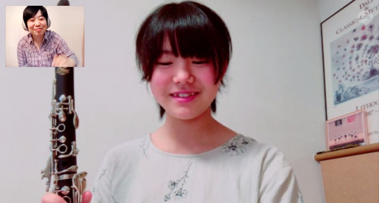 笑顔で話を聞く生徒