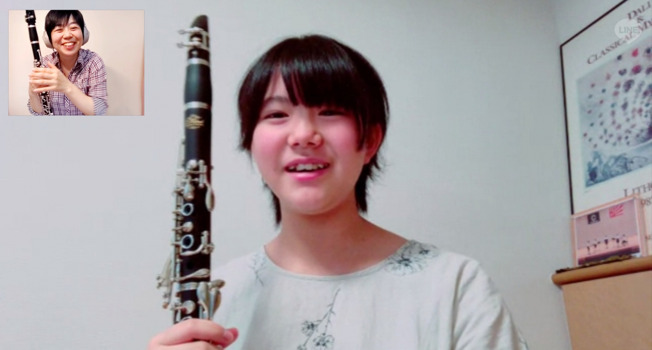 笑顔で話をする生徒