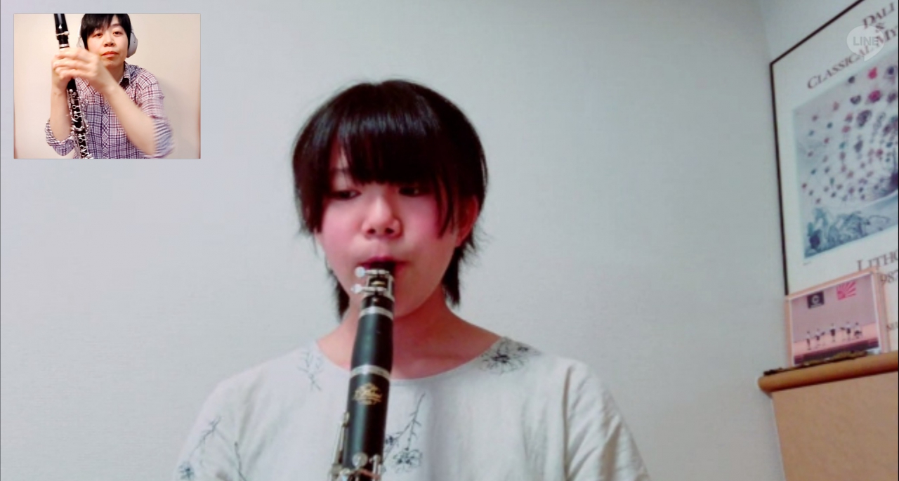 オンラインレッスンで演奏する生徒