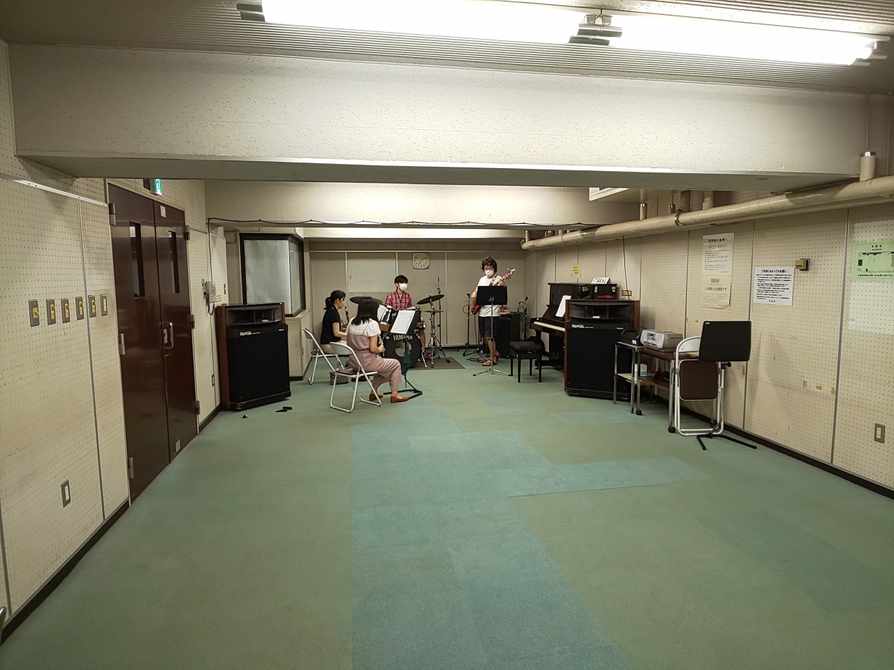 広いアンサンブル会場とバンドアンサンブルメンバー