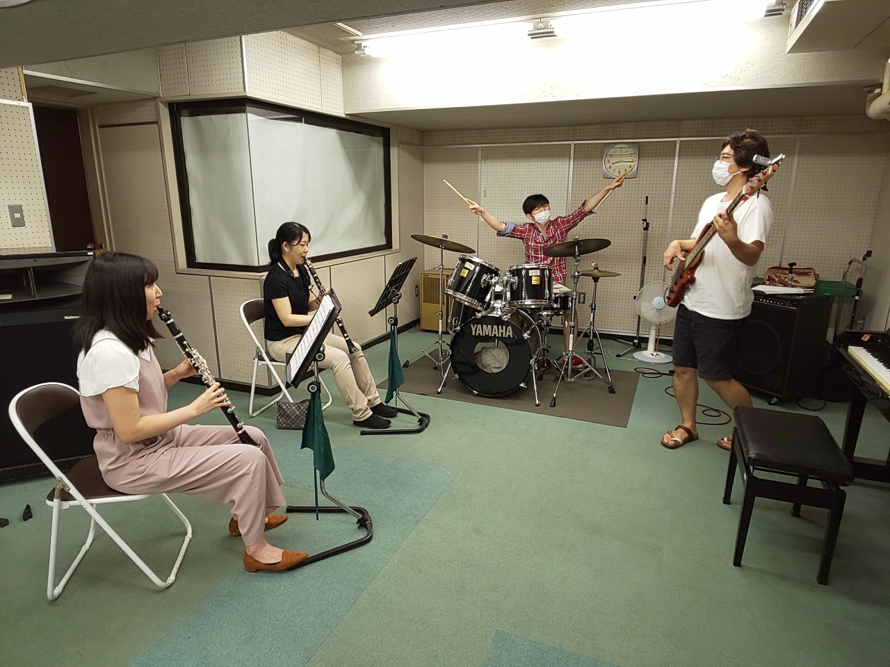 楽しそうに演奏するバンドアンサンブルメンバー