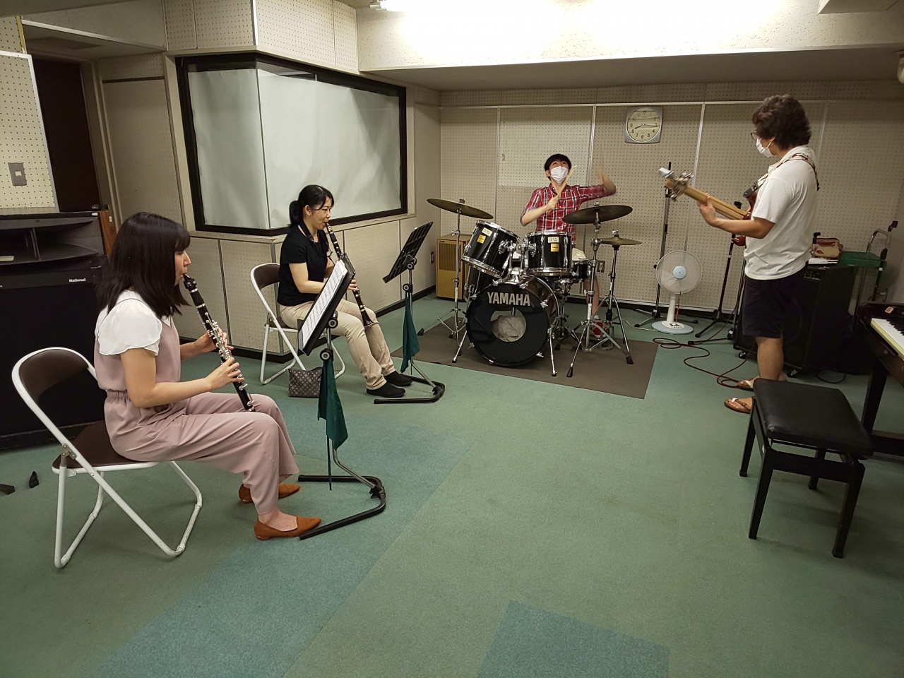 楽しそうに演奏するバンドアンサンブルメンバー