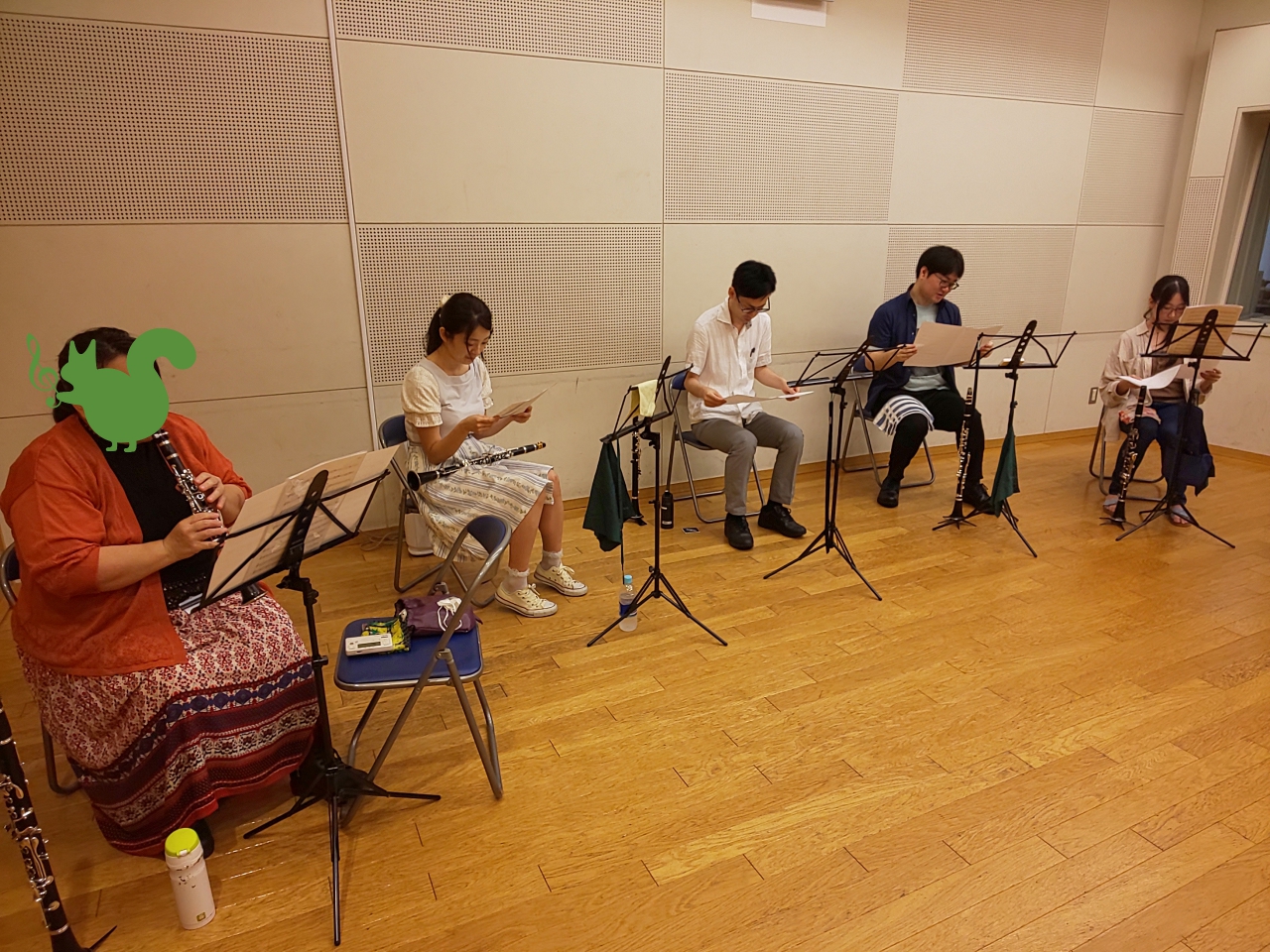 どのパートを吹くか真剣に選ぶ中級者アンサンブルメンバー