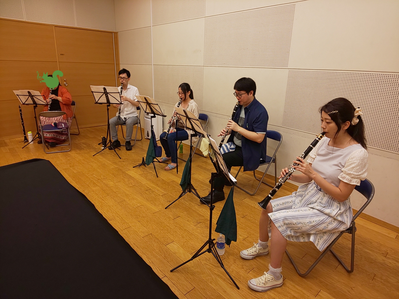 真剣にアンサンブルする生徒達