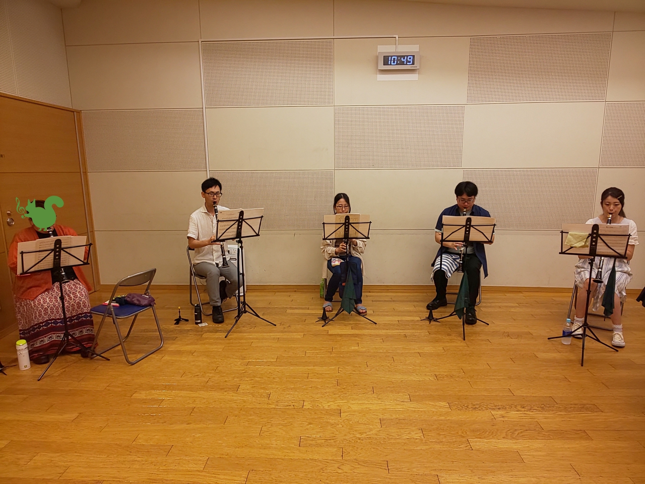 真剣にアンサンブルする生徒達