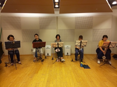 真剣にアンサンブルする生徒達